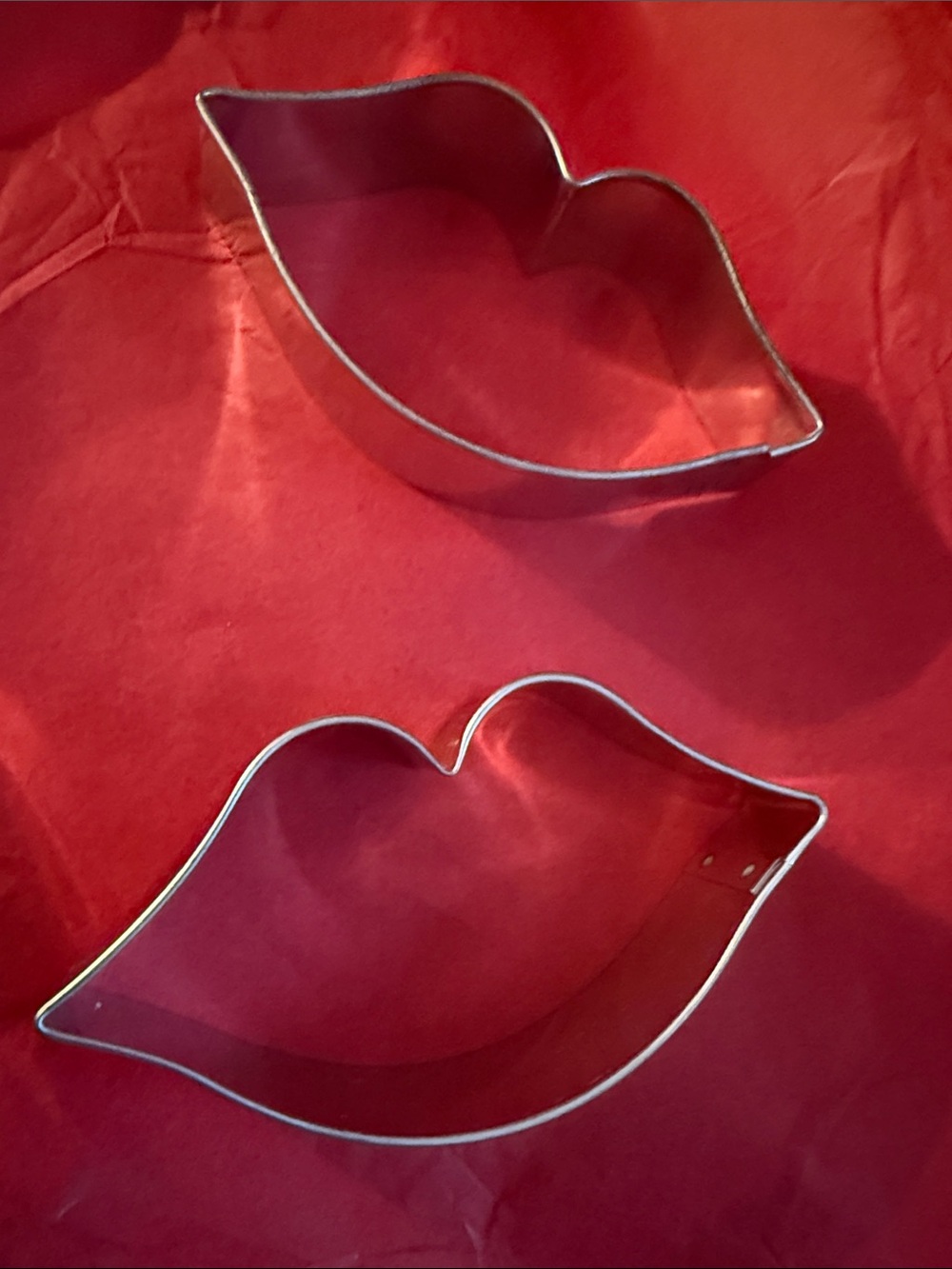 New Ann Clark Stainless Steel Lips cookie cutters set of 2. 4 x 2”